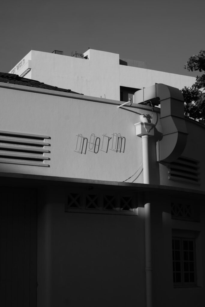 a black and white photo of a building